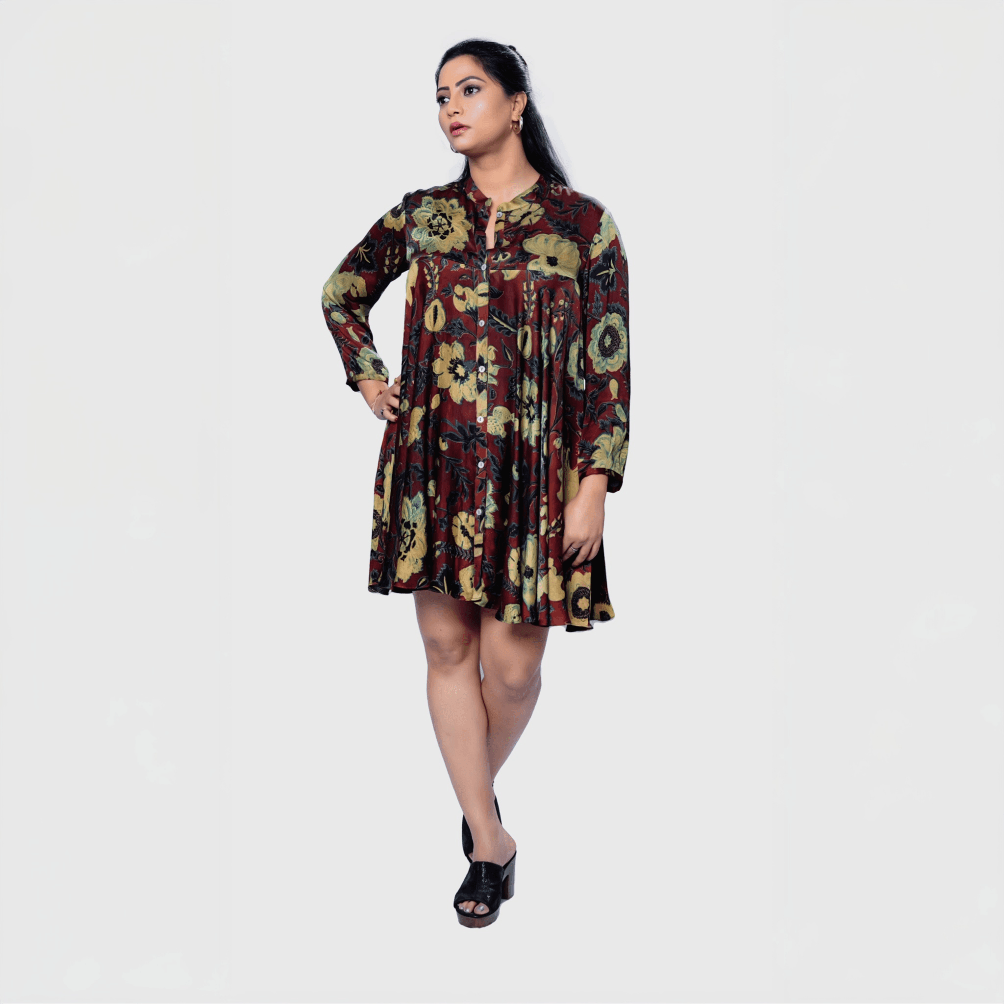 Elegant floral evening dress in rich colors with a flattering fit for special occasions