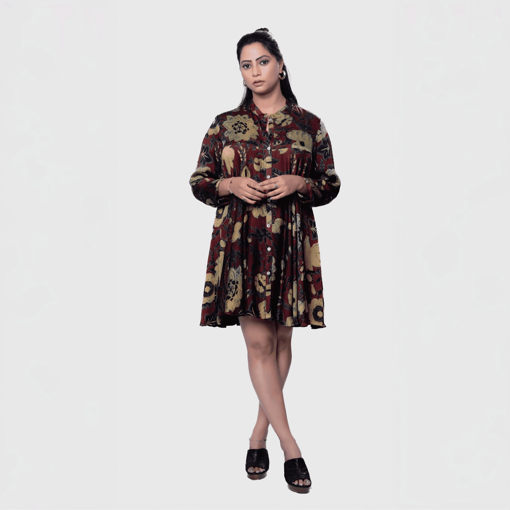 Elegant floral evening dress with a stylish design and relaxed fit for special occasions